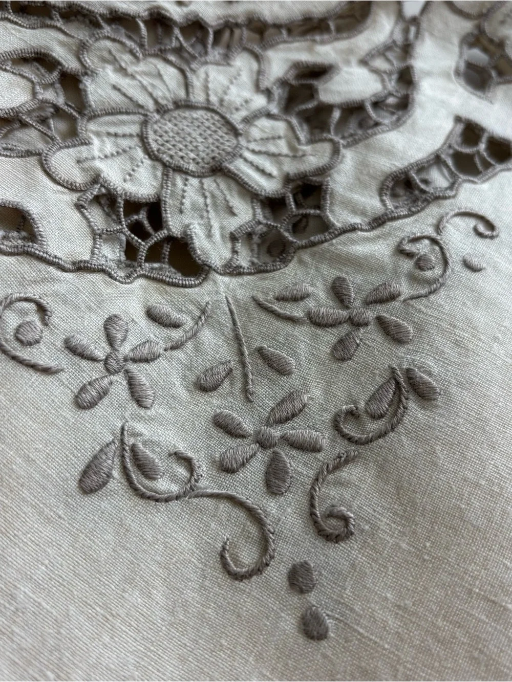 Embroidered Floral Table Linen in Beige/Cream 31x31